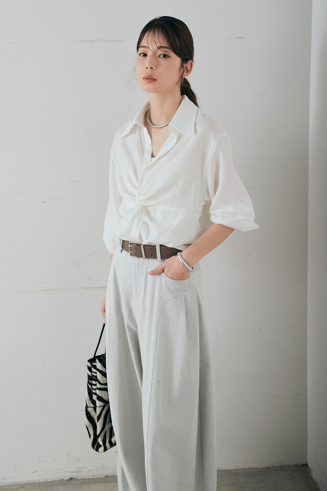 [SET]裾巻きツイストデザインシャツ+ベルト付きサイドタックワイドパンツ(2set)