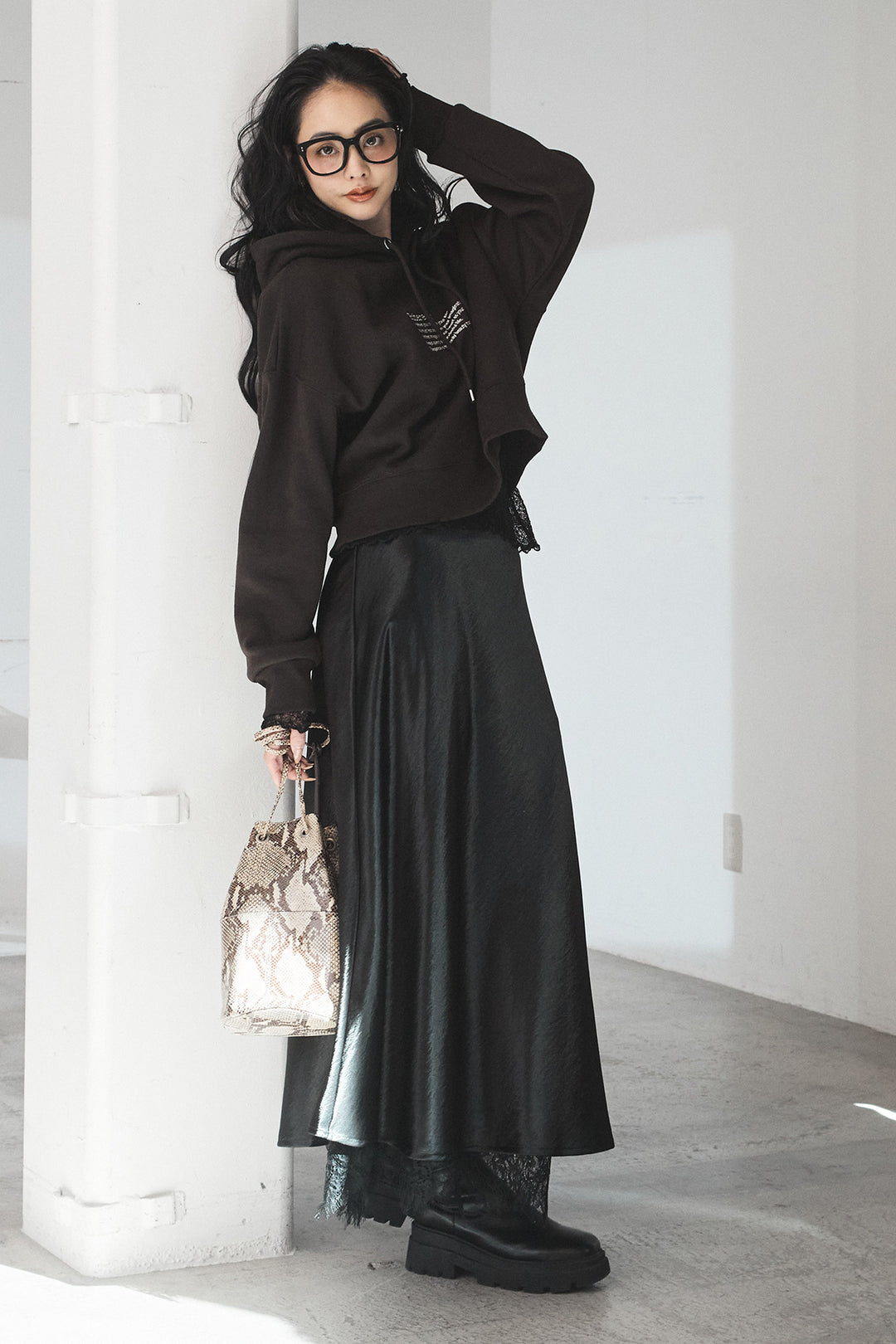 [SET]裏起毛レタリング刺繍フーディショートプルオーバー+ストレッチレースクルーネックインナー+裾レースデザインサテンスカート(3set)