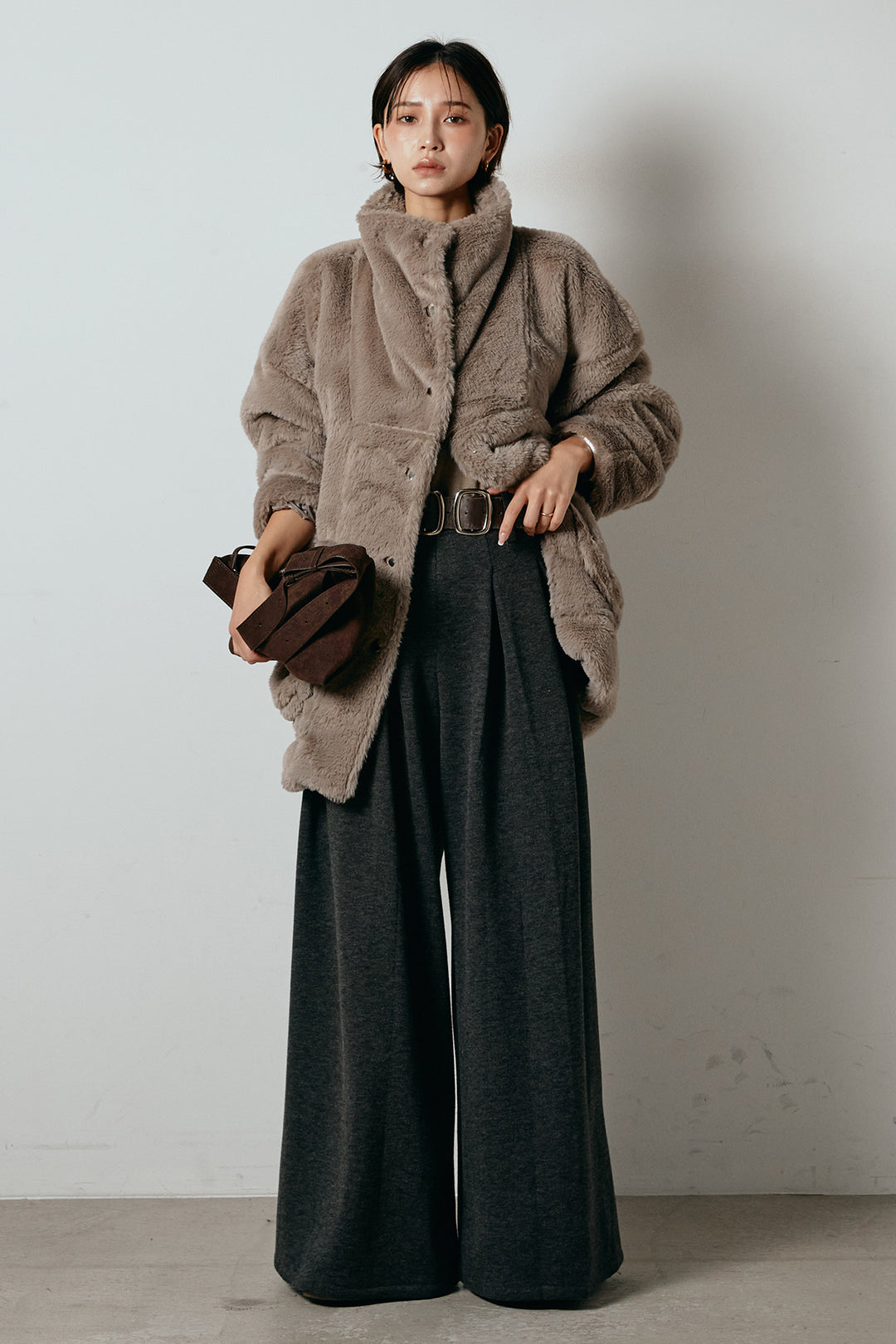 [SET]スタンドネックファーコート+フェイクレザー太ベルト付きタックワイドパンツ(2set)