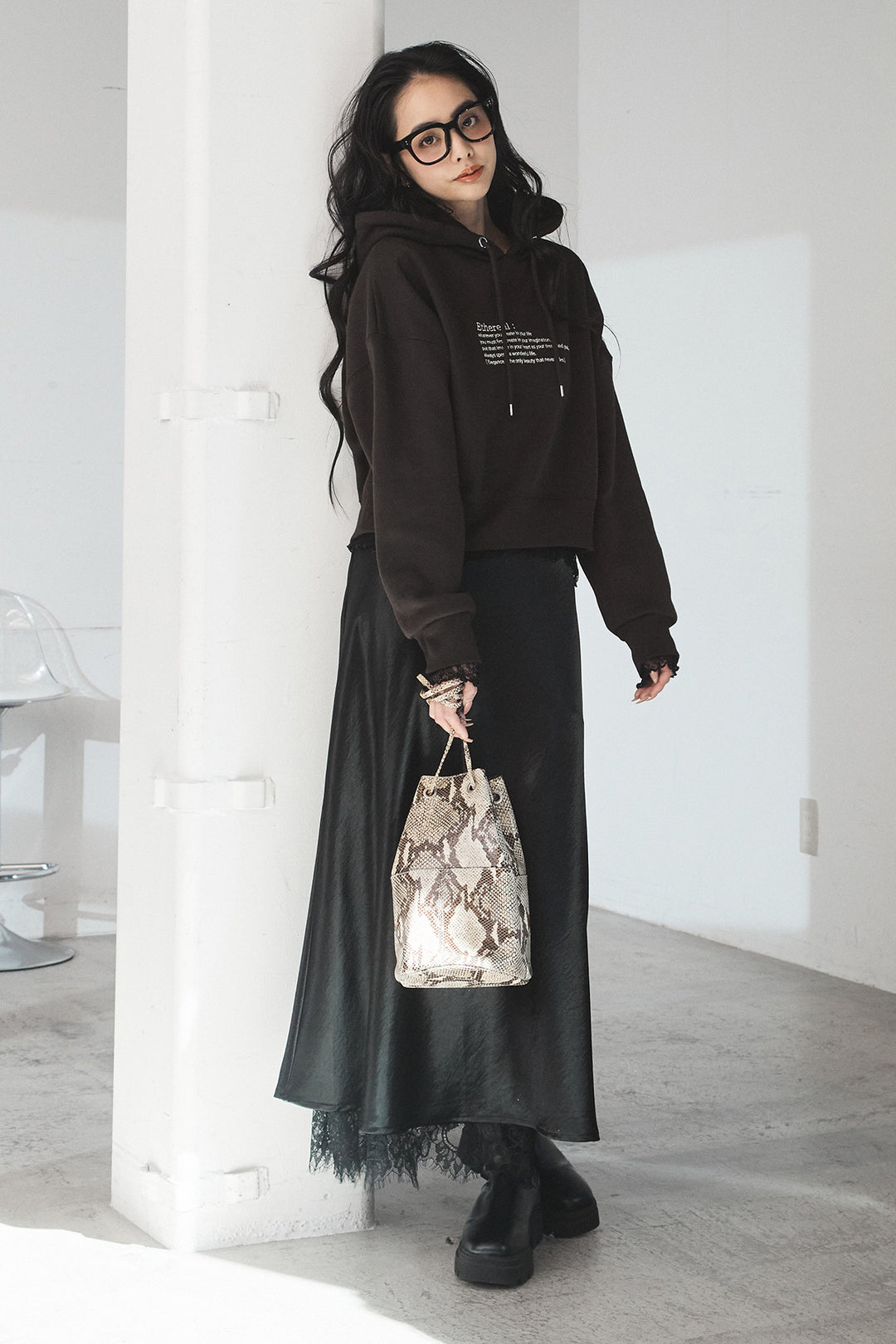 [SET]裏起毛レタリング刺繍フーディショートプルオーバー+ストレッチレースクルーネックインナー+裾レースデザインサテンスカート(3set)