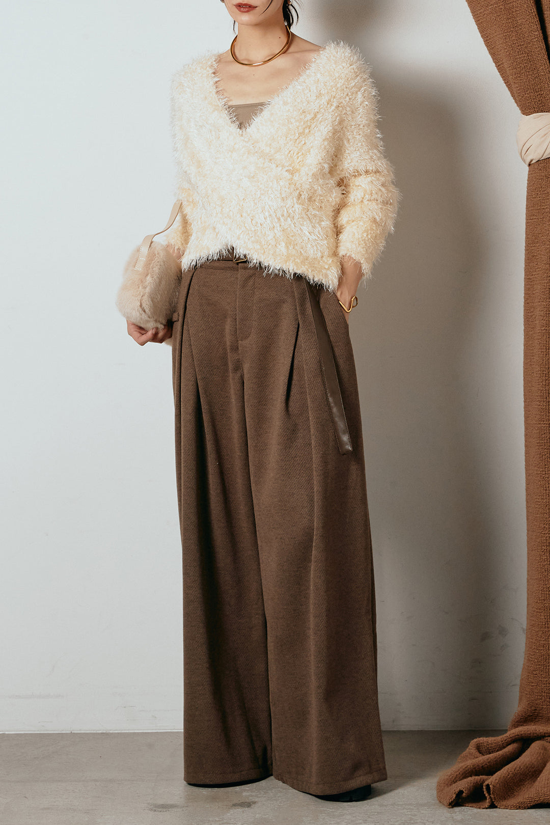 [SET]シャギークロスニットトップス+細ベルト付き起毛タックワイドパンツ(2set)