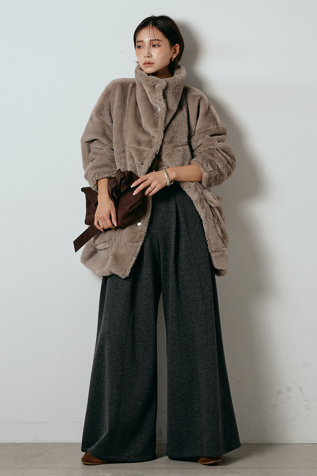 [SET]スタンドネックファーコート+フェイクレザー太ベルト付きタックワイドパンツ(2set)