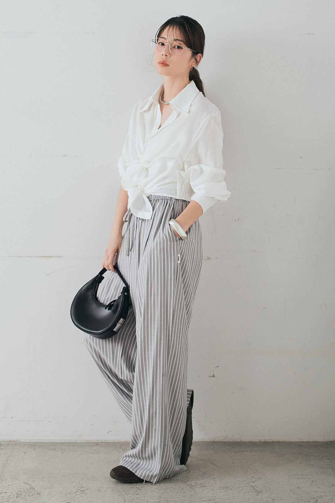 [SET]裾巻きツイストデザインシャツ+レーヨンストライプイージーワイドパンツ(2set)