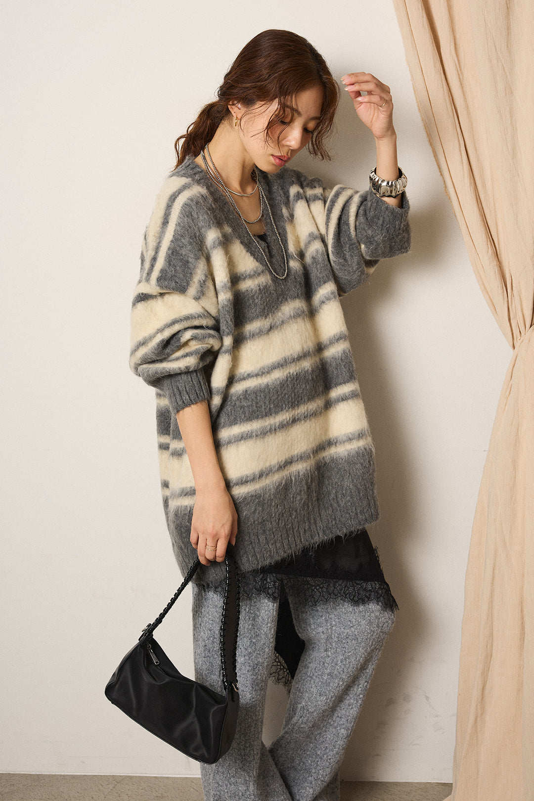 [SET]ルーズVネックボーダーニットトップス+レースドッキングサテンキャミソール(2set)