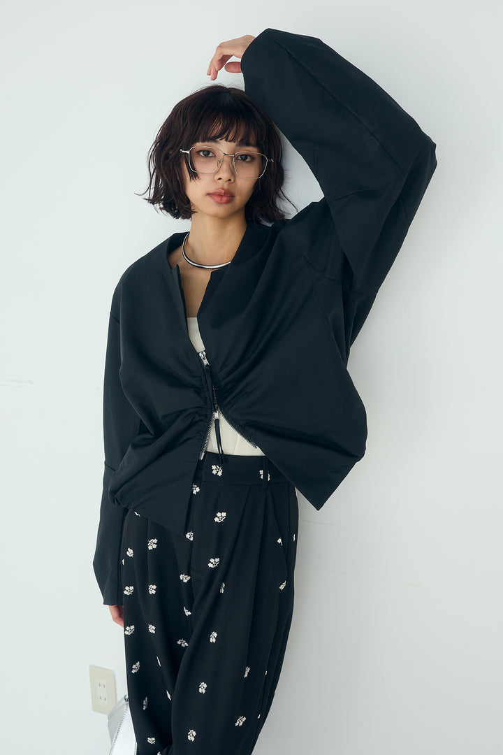 [SET]ノーカラーフロントギャザージップアウター+花柄刺繍ツイルタックパンツ(2set)