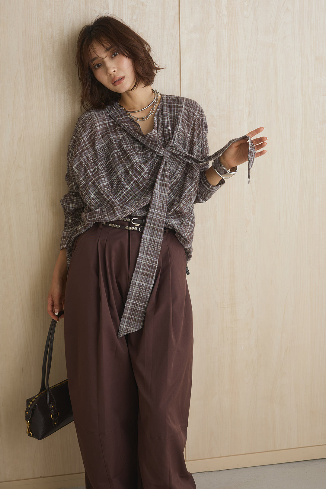[SET]ネック紐付きワッシャーチェックブラウス+ダブルスキニーベルト付きカーブパンツ(2set)