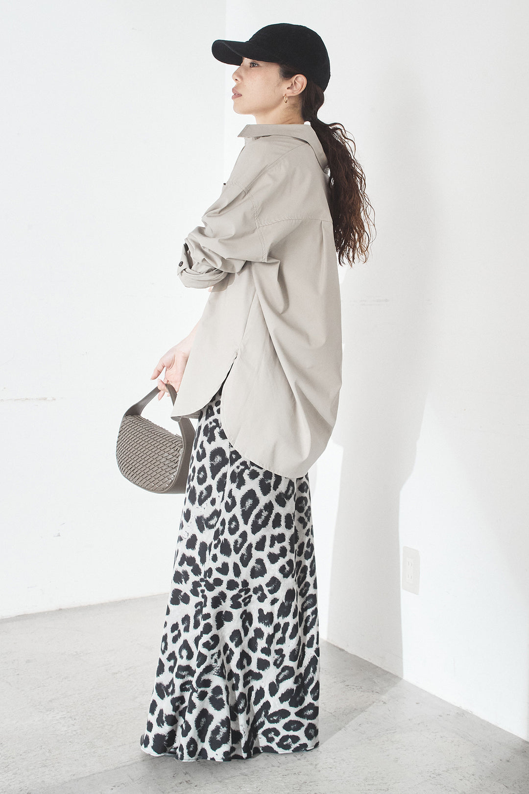[SET]ウォッシャブルエコレザービックカフスシャツ+レオパードサテンナロースカート(2set)