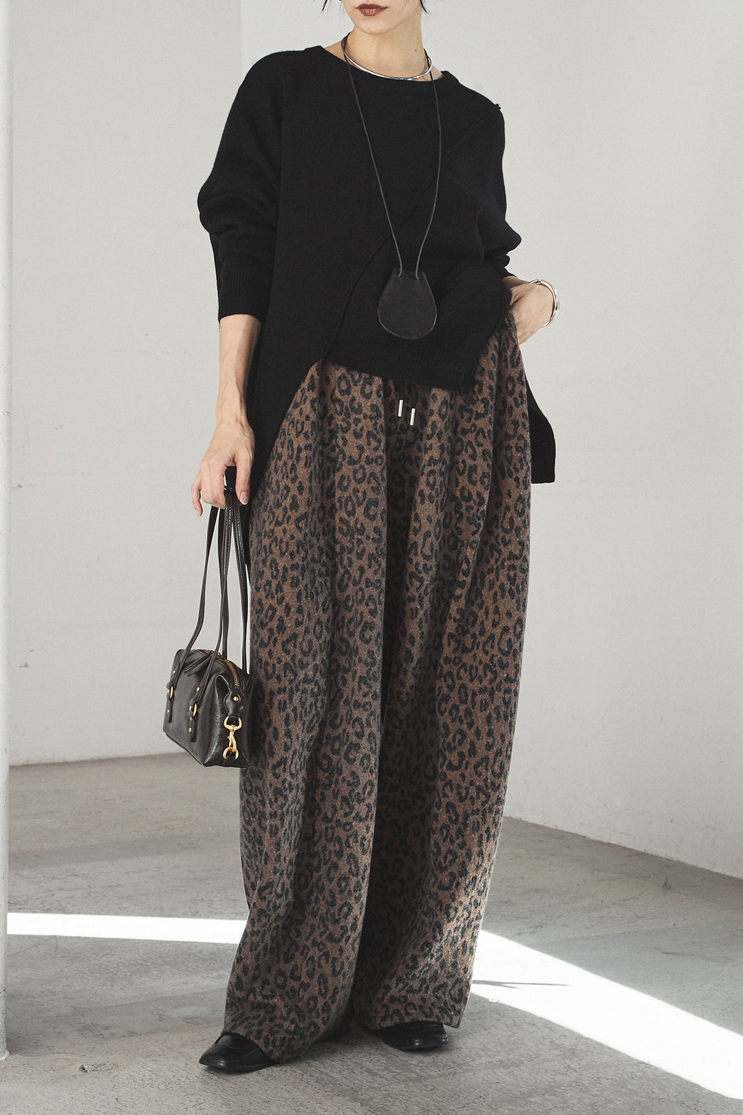 [SET]アシンメトリーデザインニットトップス+リラックスレオパード柄ワイドパンツ(2set)