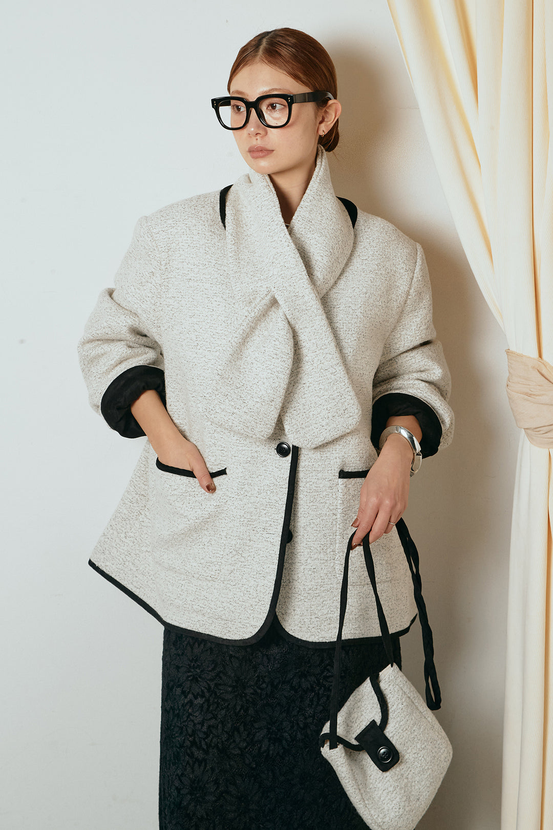 [SET]ノーカラーマフラーバッグ付きアウター+花柄刺繍ベロアフレアスカート(2set)