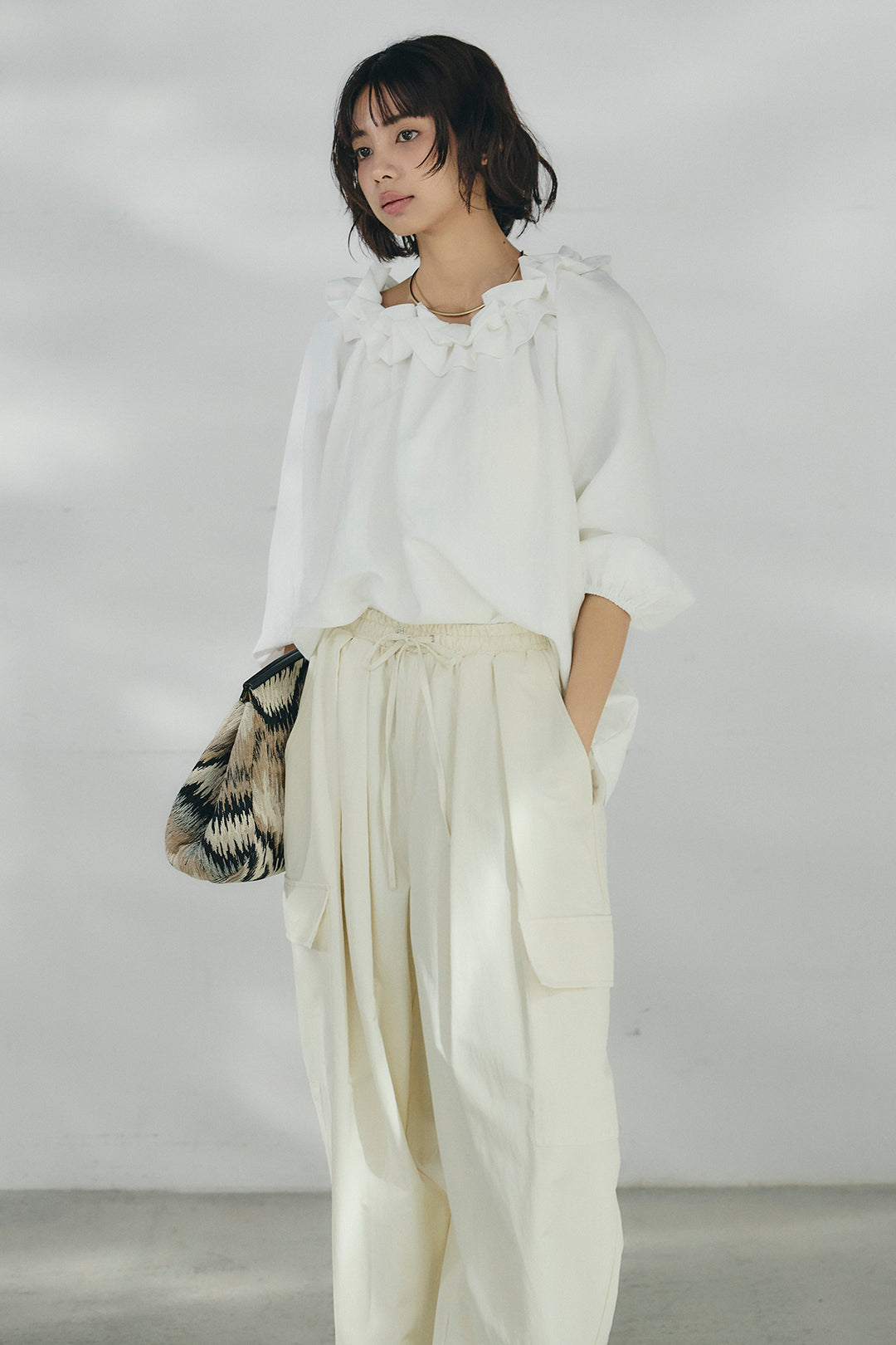 [SET]ネックフリルデザインブラウス+撥水ジョガーパンツ(2set)