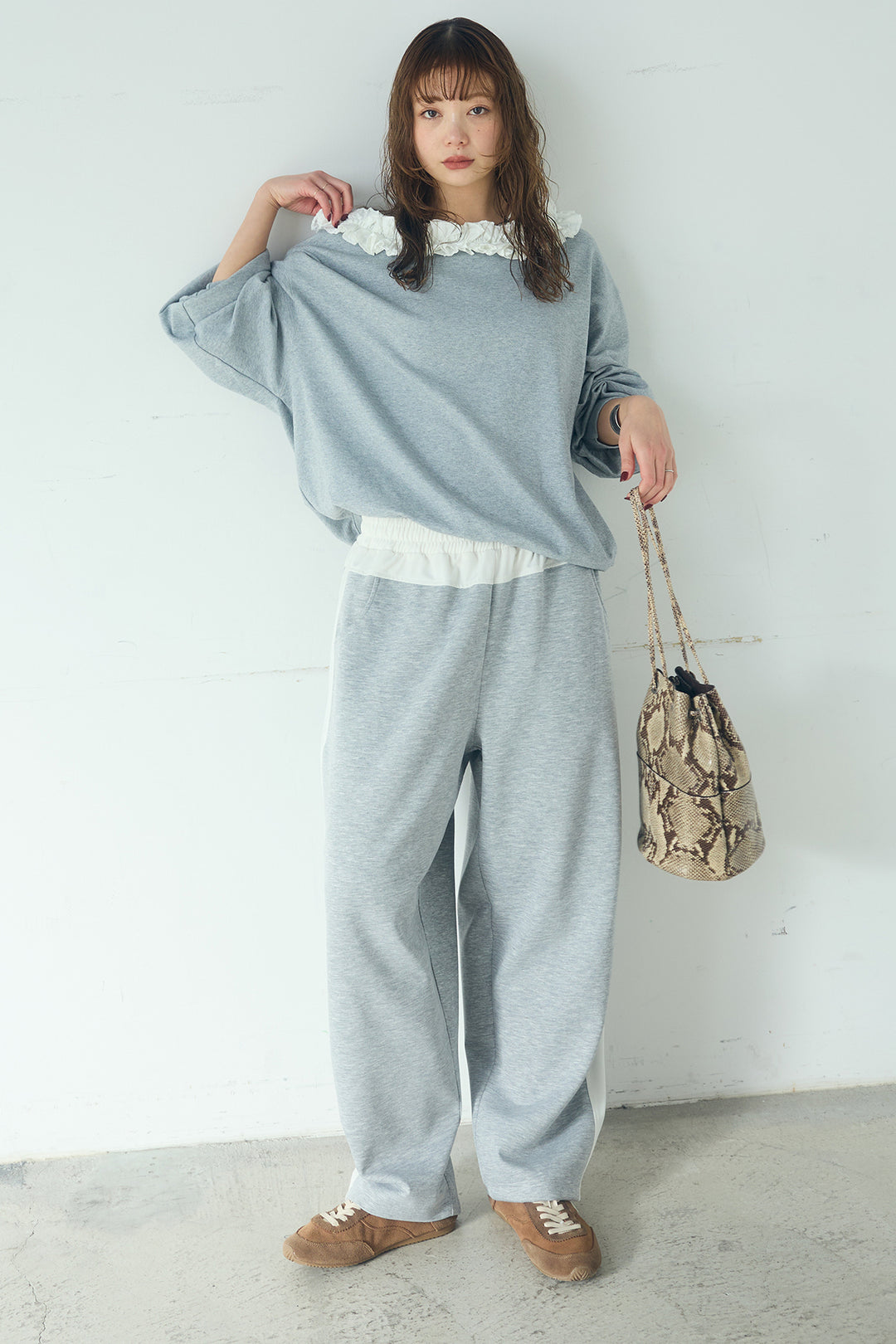 [SET]ネックギャザーフリルスウェット+異素材切り替えスウェットパンツ(2set)