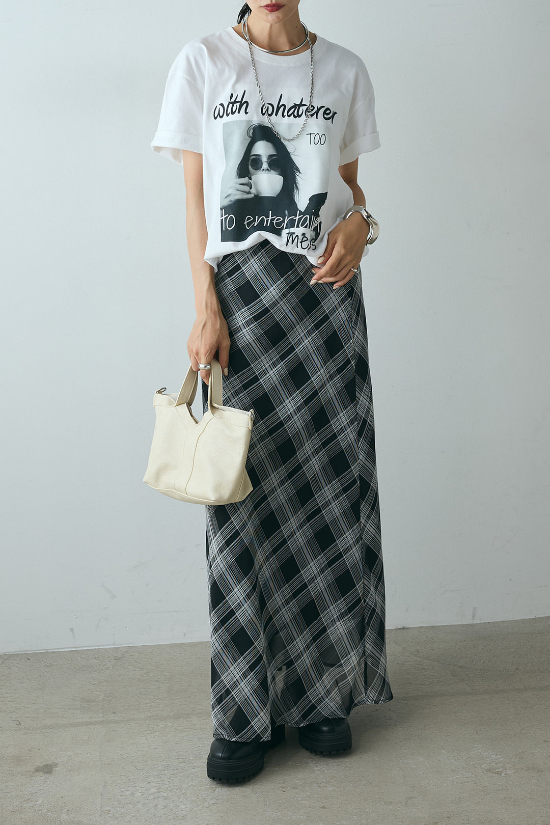 [SET]モノトーンフォトプリントTシャツ+マルチ柄シアースカート(2set)