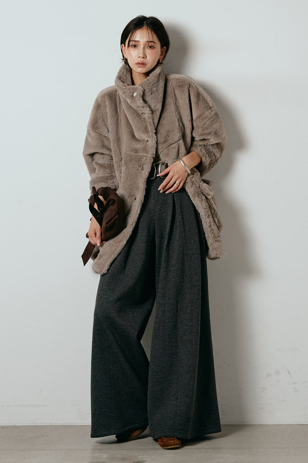 [SET]スタンドネックファーコート+フェイクレザー太ベルト付きタックワイドパンツ(2set)