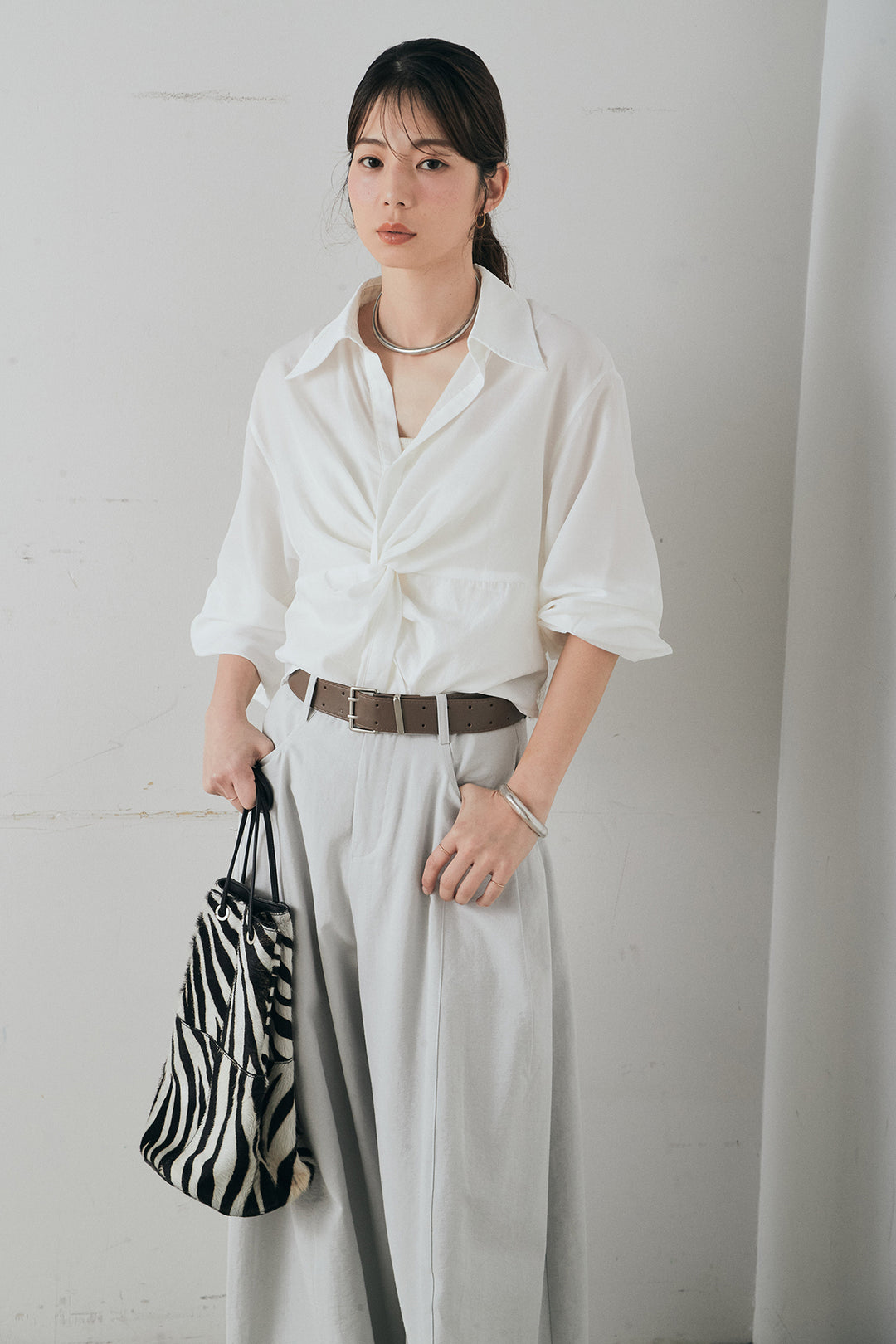 [SET]裾巻きツイストデザインシャツ+ベルト付きサイドタックワイドパンツ(2set)