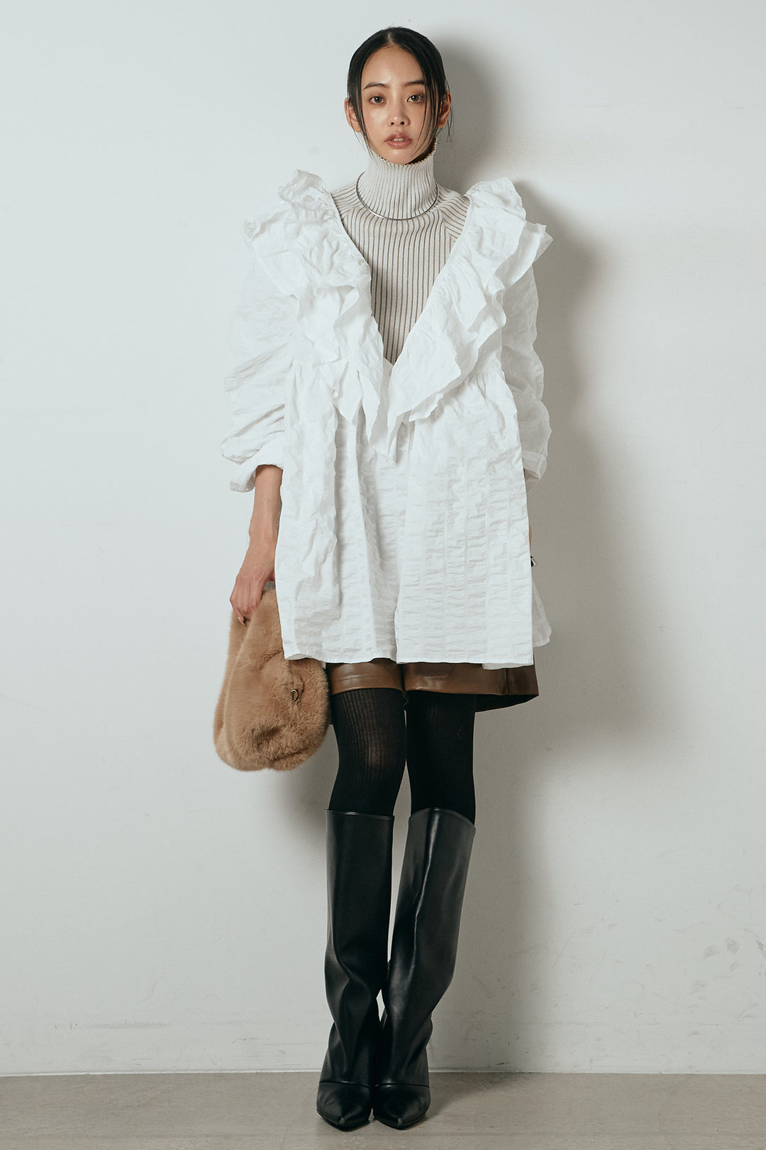 [SET]Vネックフリルカラーブラウス+ストレッチエコレザーバミューダパンツ(2set)