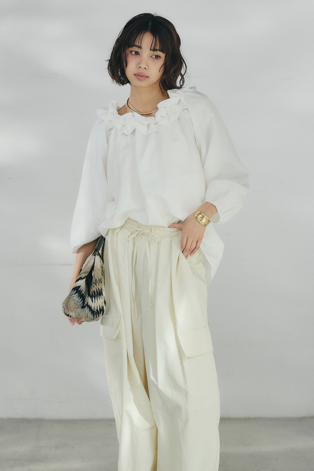 [SET]ネックフリルデザインブラウス+撥水ジョガーパンツ(2set)
