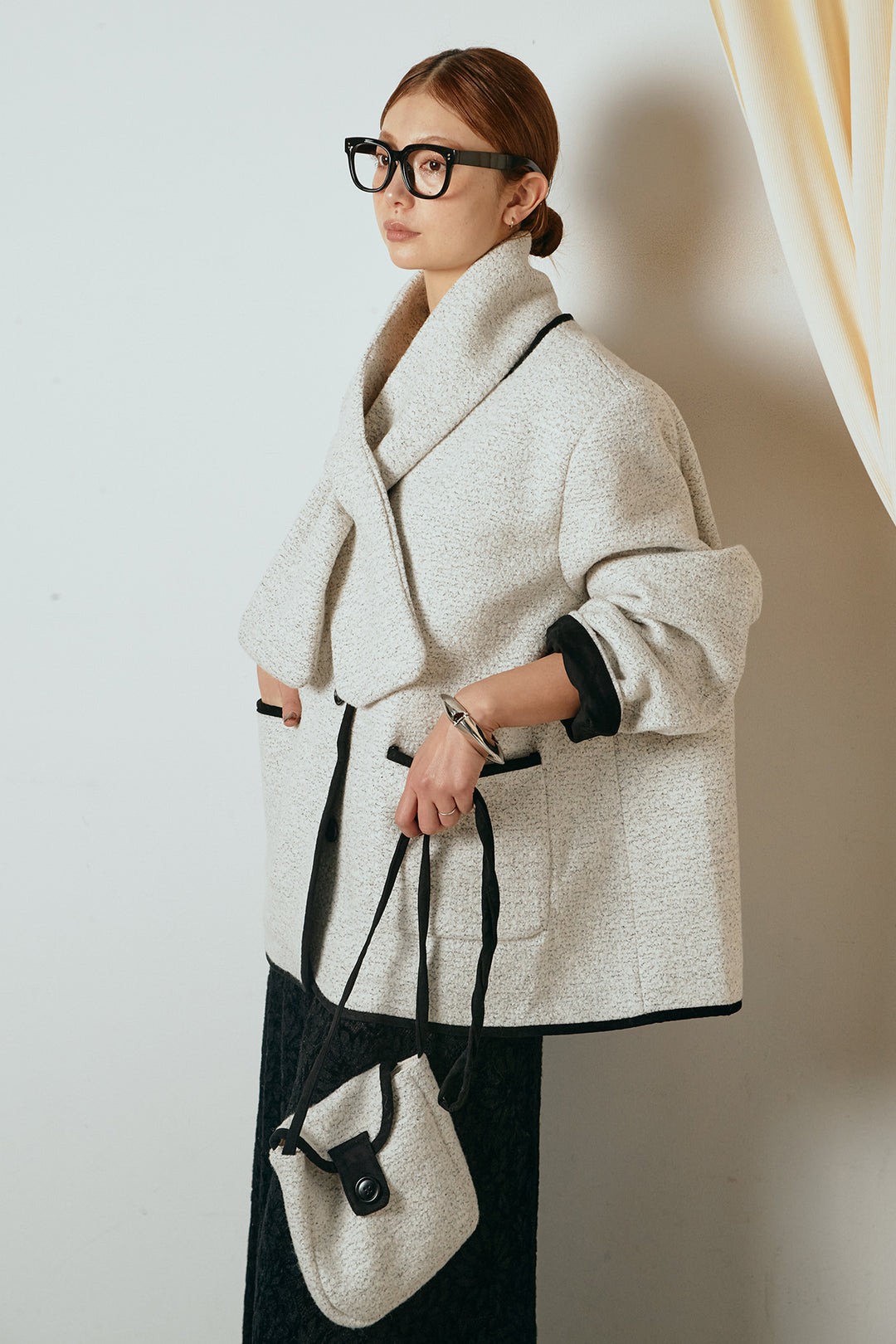 [SET]ノーカラーマフラーバッグ付きアウター+花柄刺繍ベロアフレアスカート(2set)