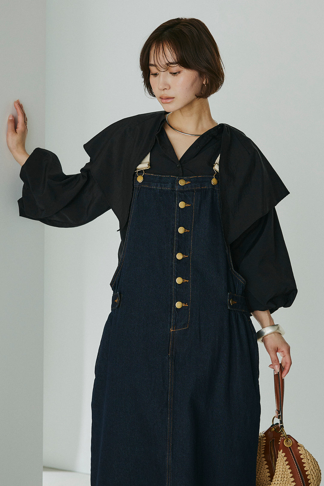 [SET]ケープカラーナイロンブラウス+配色ショルダーデニムサロペットスカート(2set)