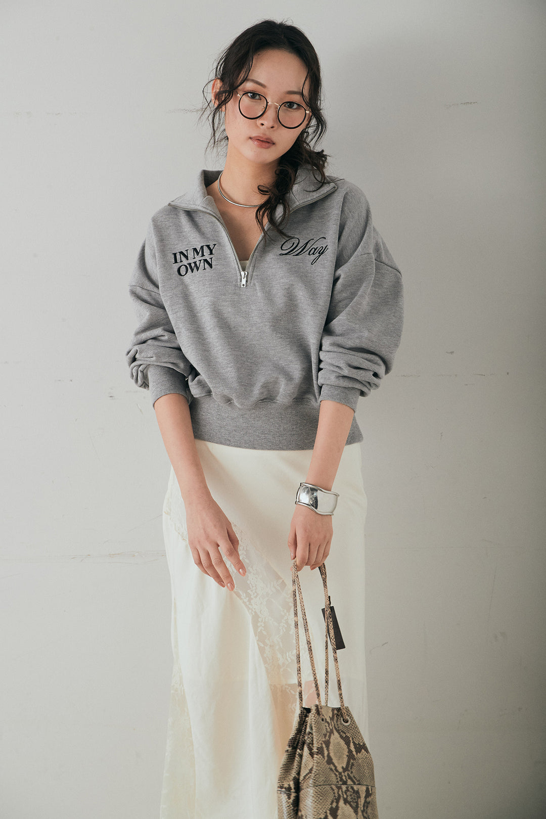 [SET]裏毛ロゴ刺繍ハーフZIPスウェット+刺繍レースデザインサテンスカート(2set)