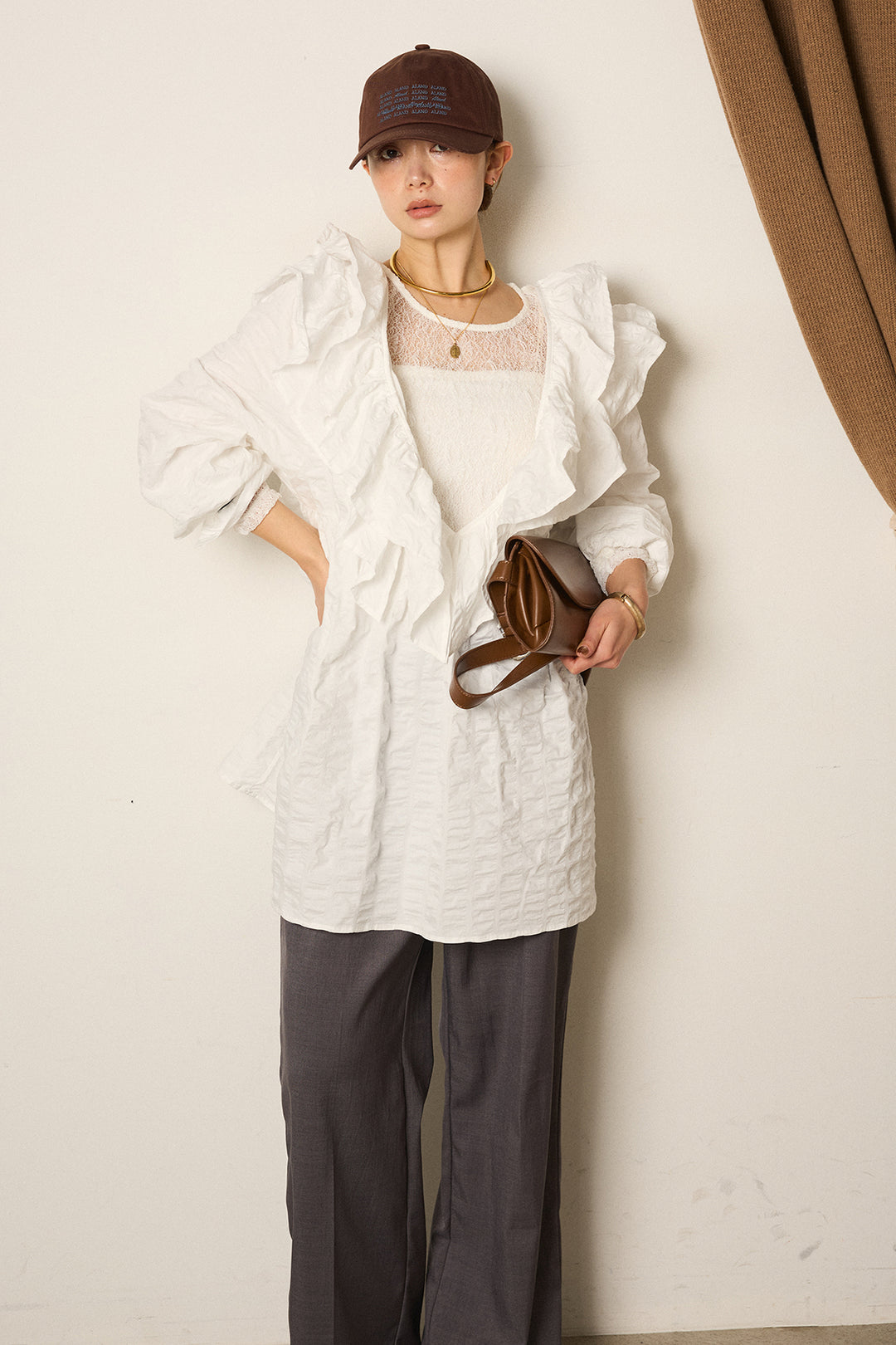 [SET]Vネックフリルカラーブラウス+ツイルスプリングカラータックパンツ+ストレッチレースクルーネックインナー(3set)