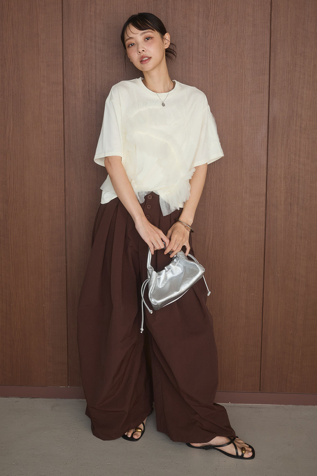 [SET]チュールモチーフデザインTシャツ+ボタンデザインニーサイドタックパンツ(2set)