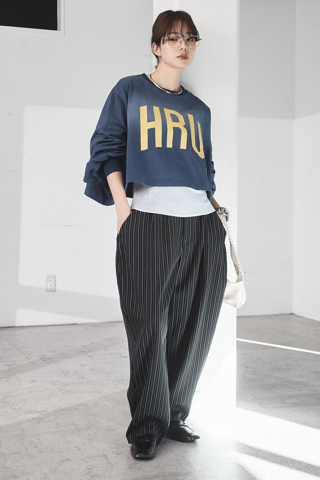 [SET]ビッグロゴHRU袖ボリュームトップス+リブシアークルーネック長袖トップス+ヘリンボーンストライプツータックパンツ(3set)