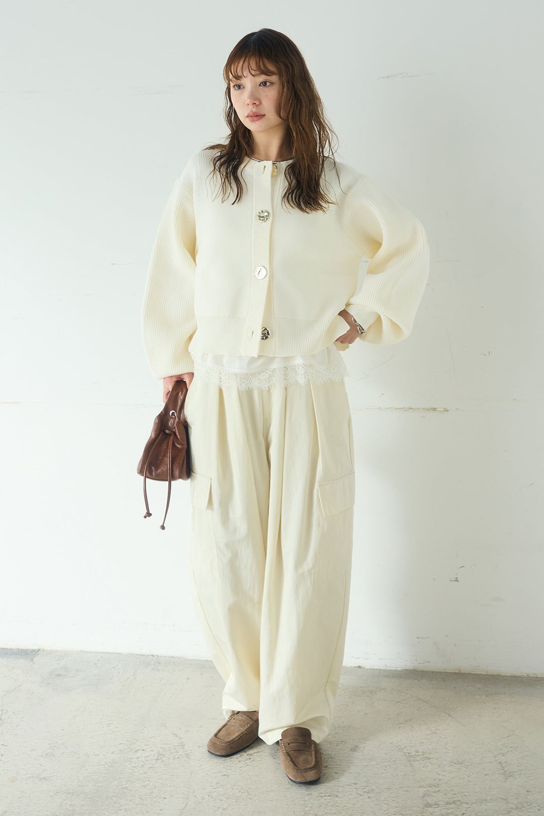 [SET]スポンディッシュBIGボタンクルーネックカーディガン+撥水ジョガーパンツ+ブロード切り替えぺプラムタンク(3set)