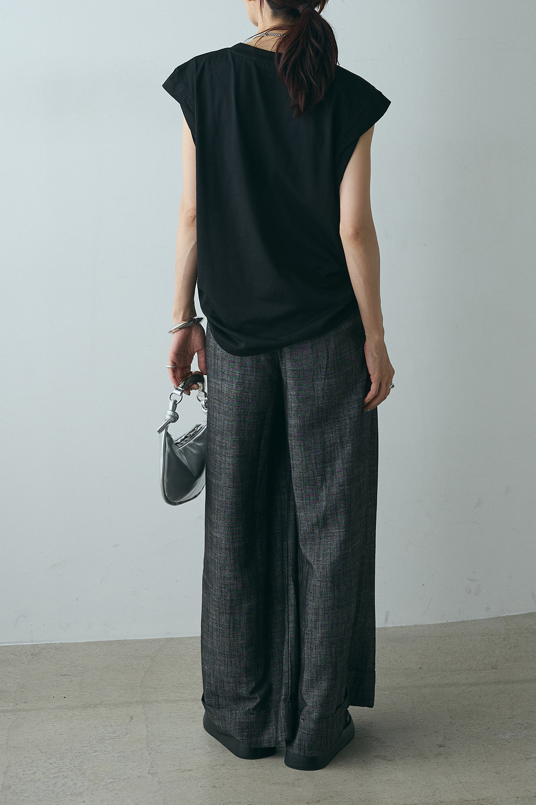 [SET]英字デザインノースリーブTシャツ+タック入りかすれ柄ワイドパンツ(2set)