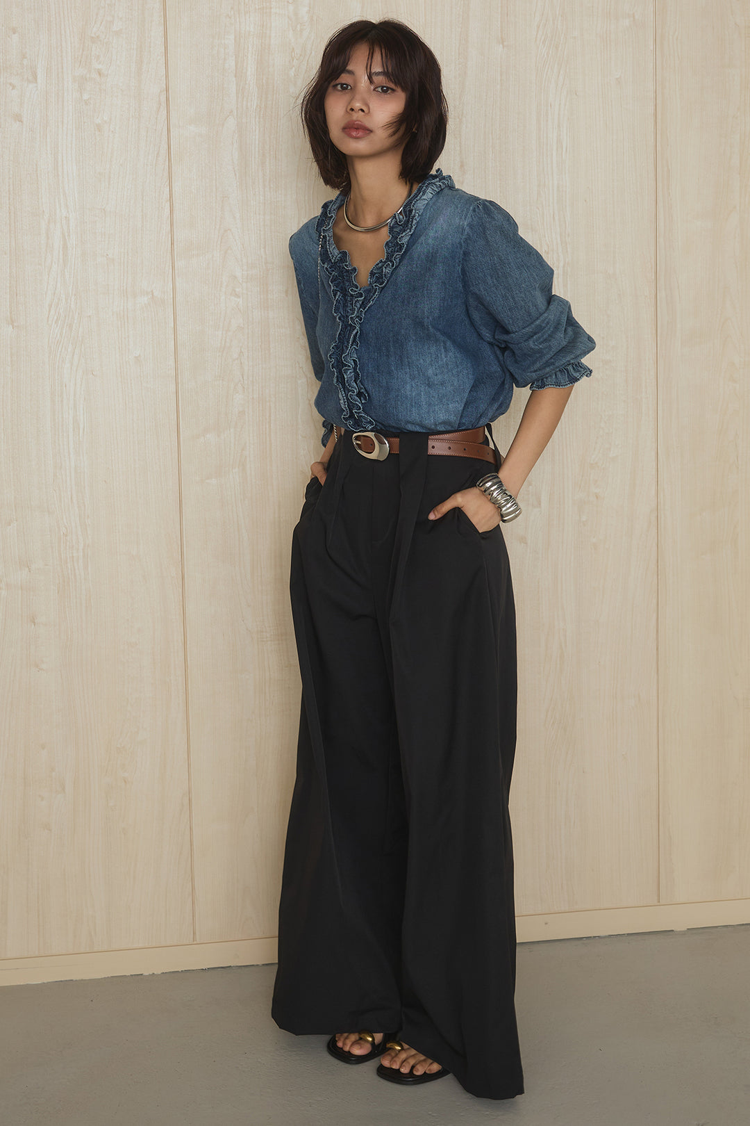 [SET]Vネックデニムフリルトップス+ベルトループデザインハイウエストタックパンツ(2set)