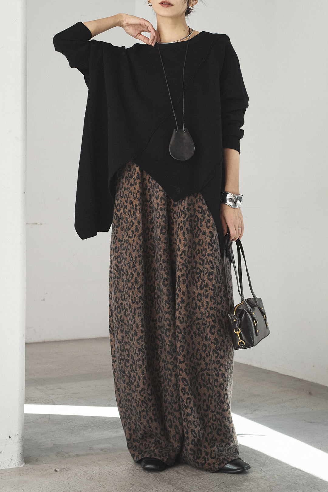 [SET]アシンメトリーデザインニットトップス+リラックスレオパード柄ワイドパンツ(2set)