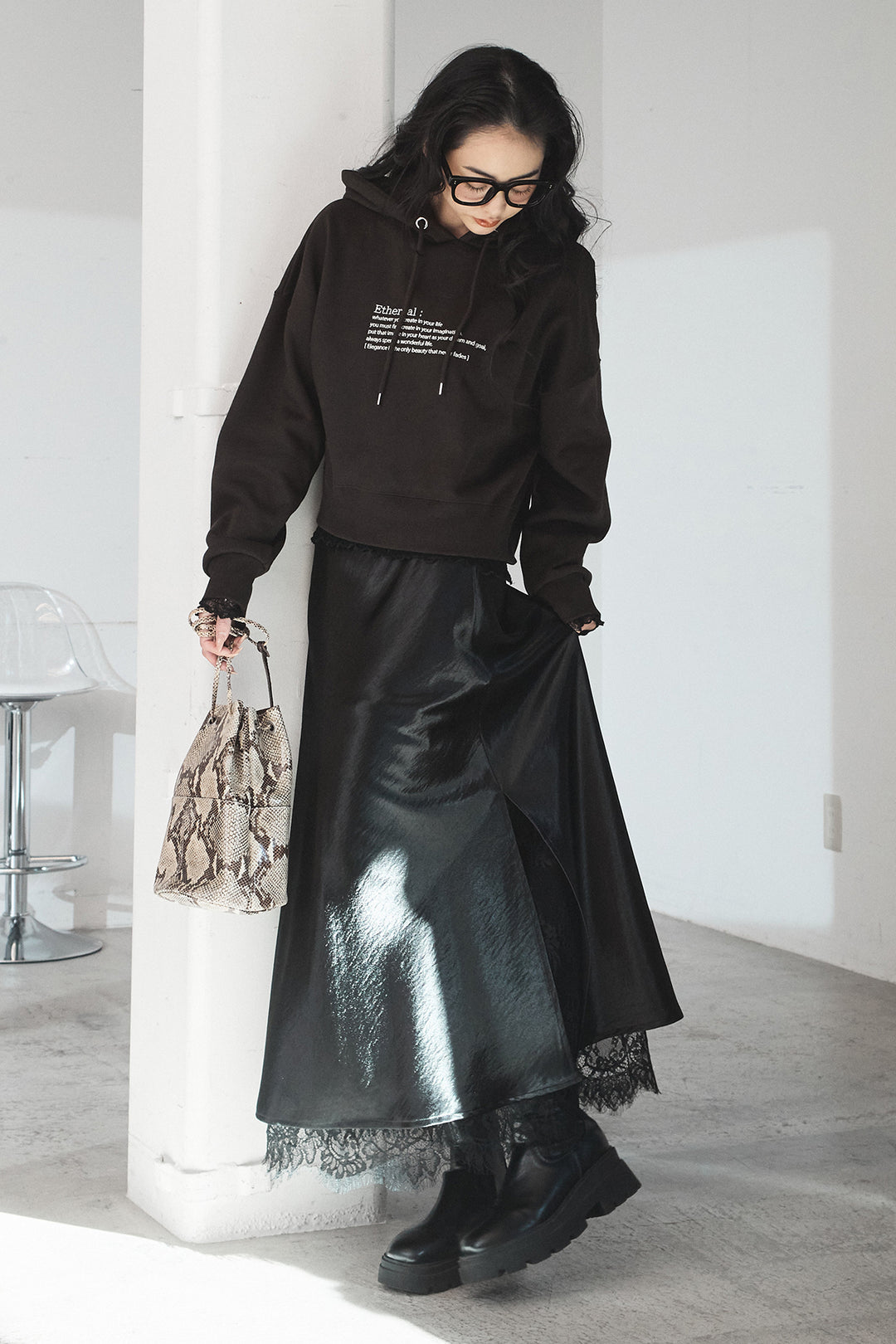 [SET]裏起毛レタリング刺繍フーディショートプルオーバー+ストレッチレースクルーネックインナー+裾レースデザインサテンスカート(3set)