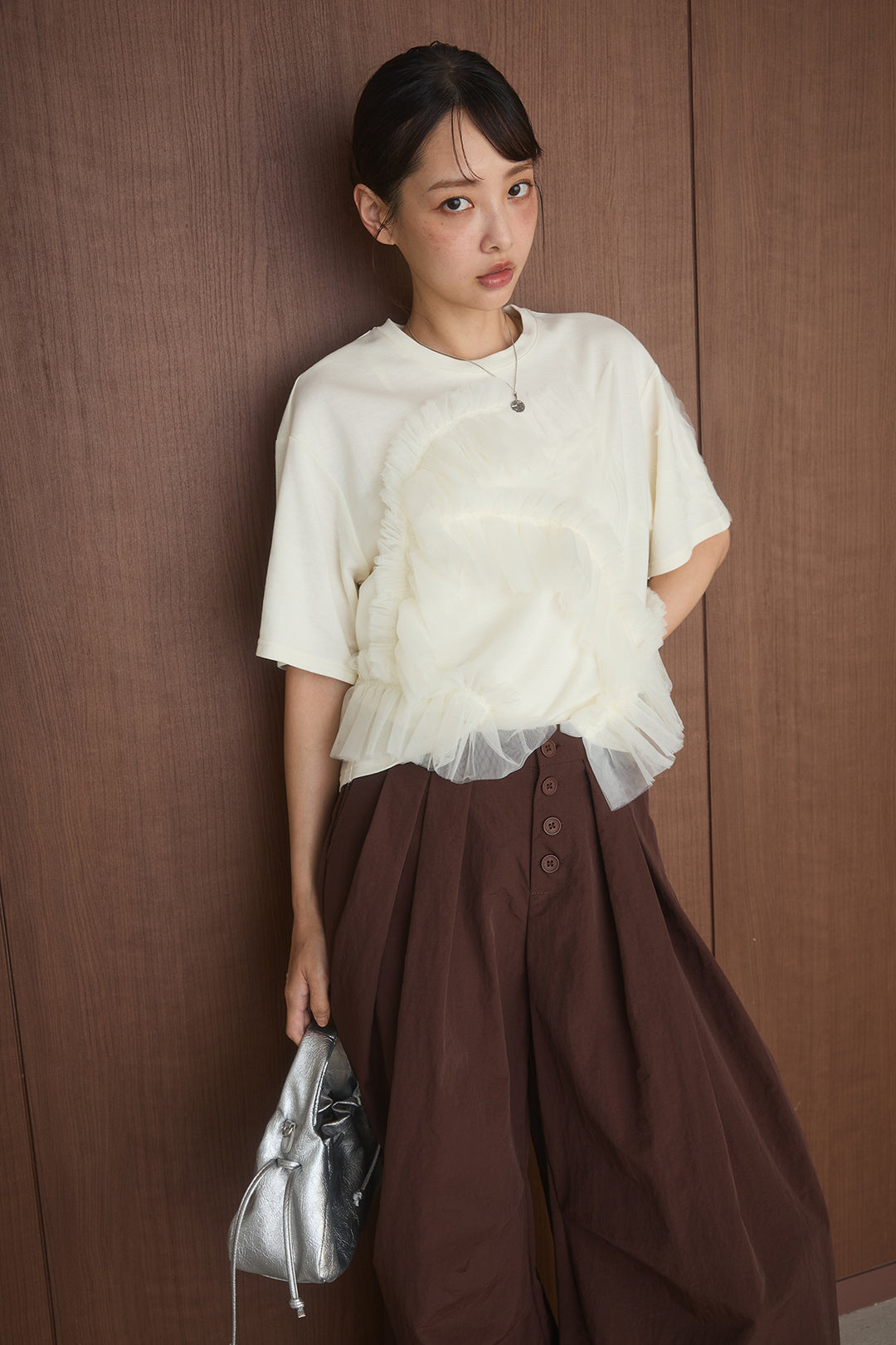 [SET]チュールモチーフデザインTシャツ+ボタンデザインニーサイドタックパンツ(2set)