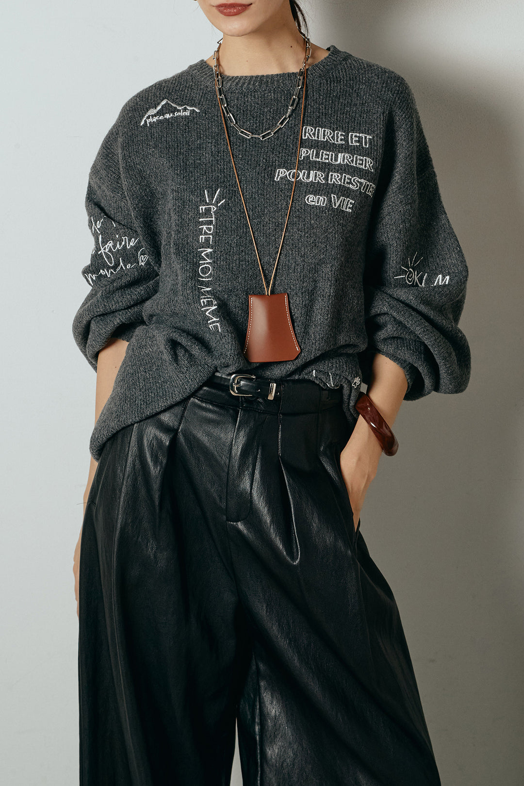 [SET]刺繍ロゴランダムデザインニットトップス+ベルト付きレザーライクタックパンツ(2set)