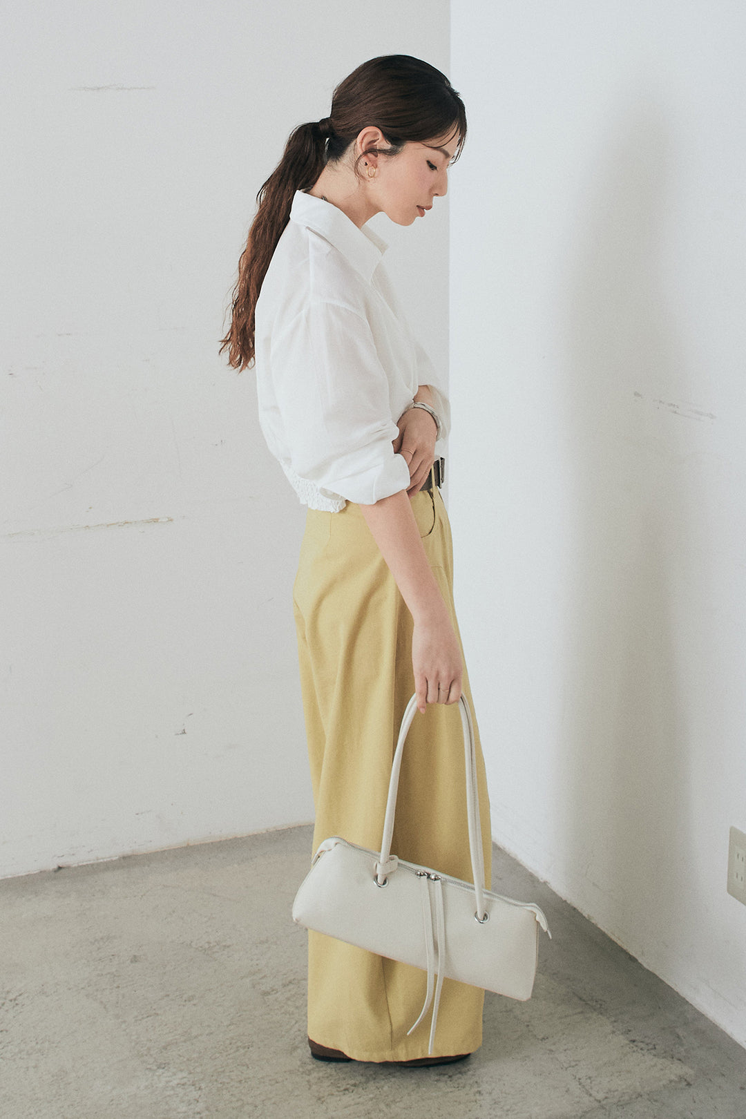 [SET]裾巻きツイストデザインシャツ+ベルト付きサイドタックワイドパンツ(2set)