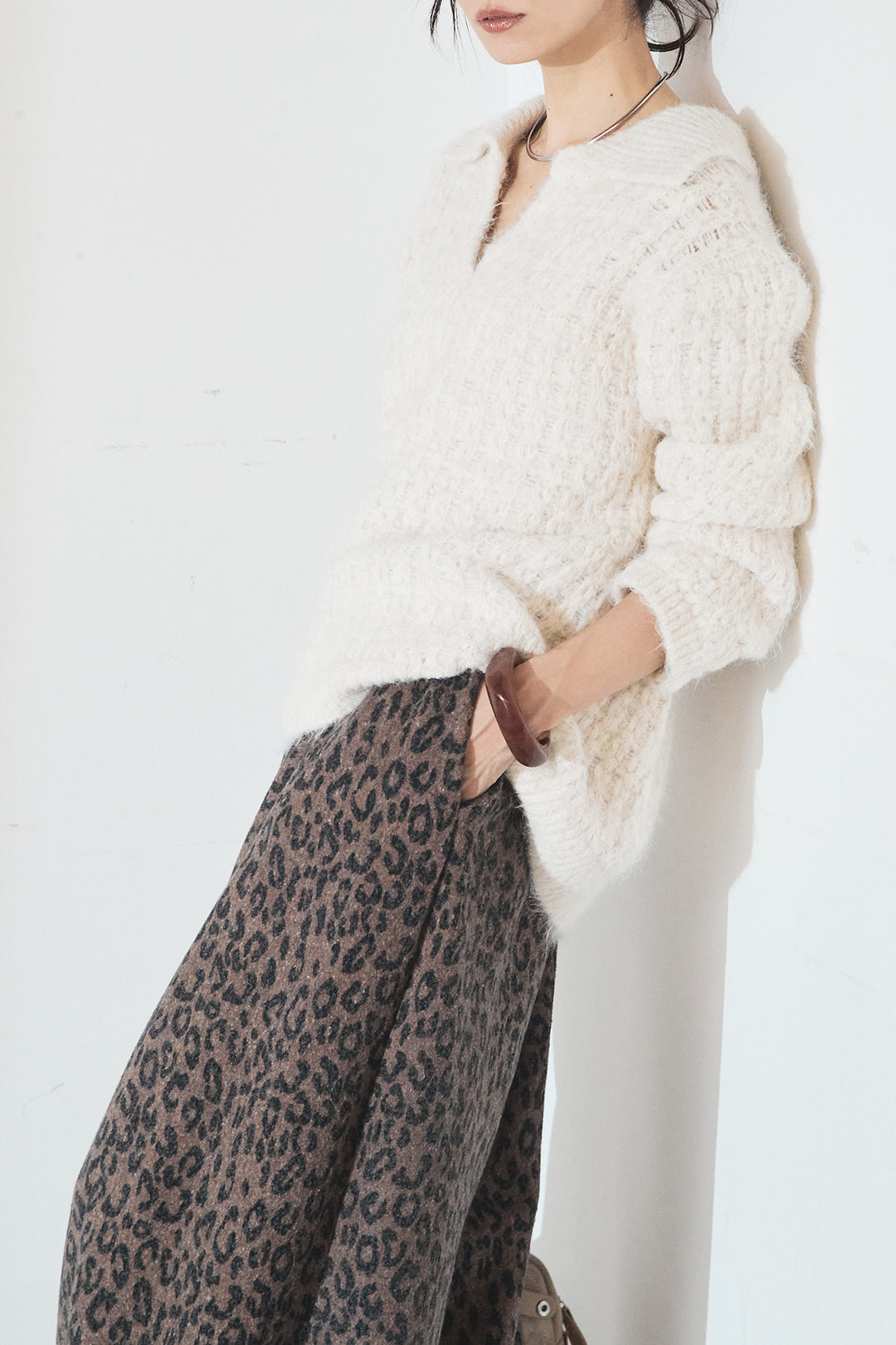 [SET]襟付きVネックニットトップス+リラックスレオパード柄ワイドパンツ(2set)