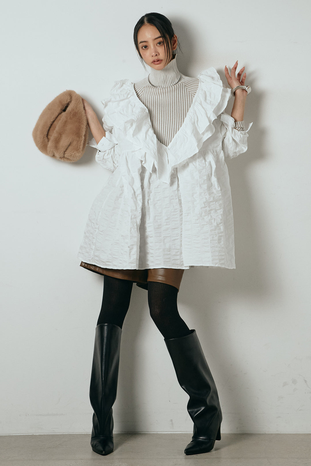 [SET]Vネックフリルカラーブラウス+ストレッチエコレザーバミューダパンツ(2set)