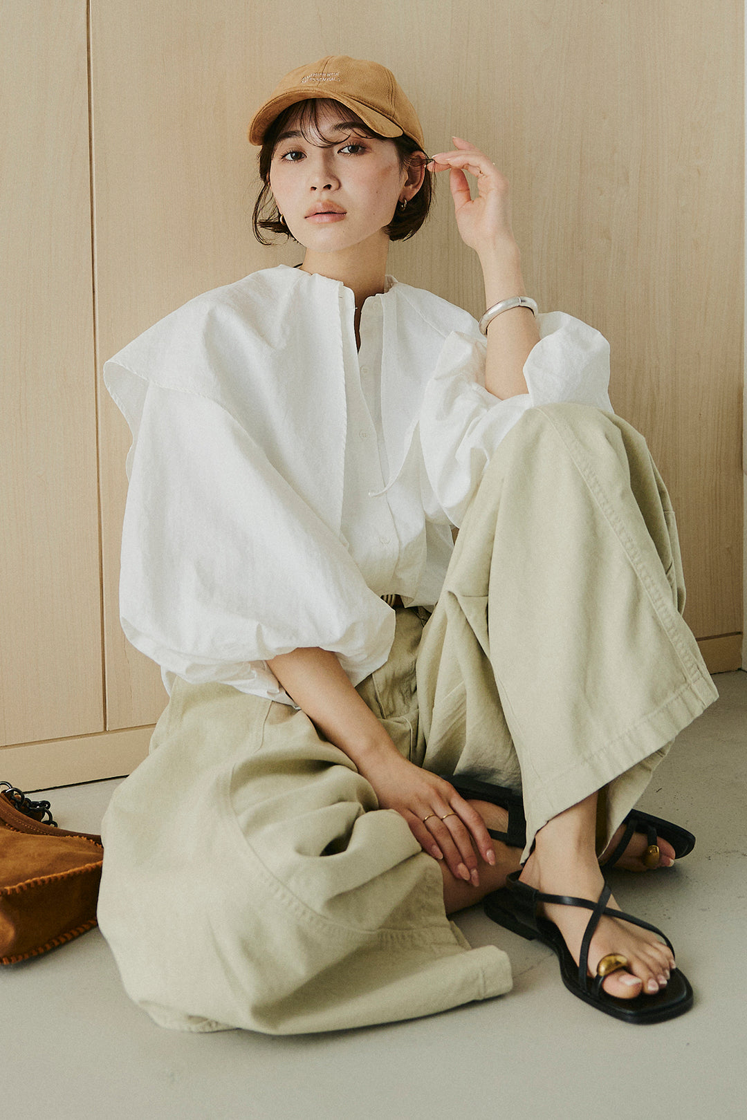 [SET]ケープカラーナイロンブラウス+サイドベルトカーブワイドパンツ(2set)