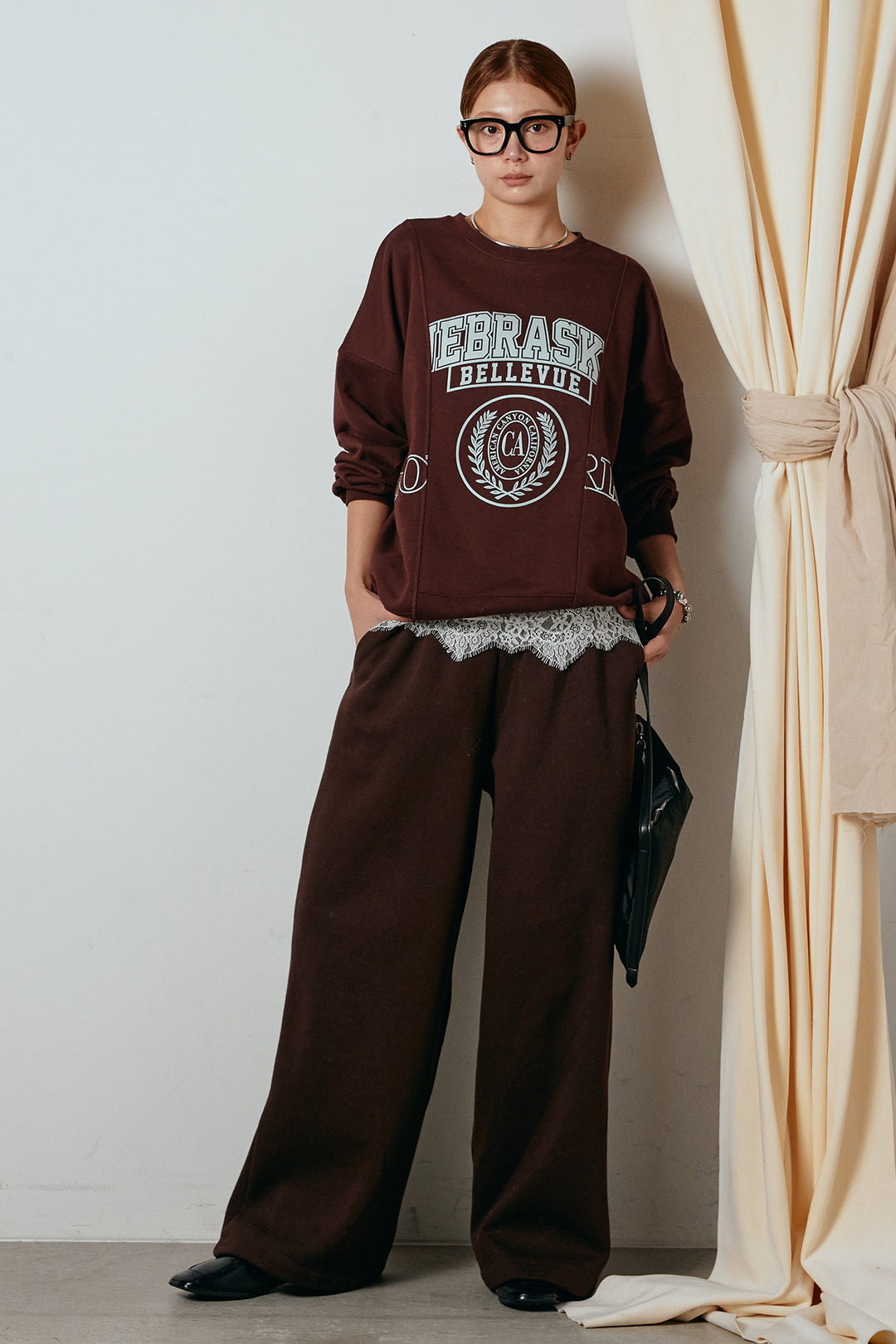 [SET]裏毛カレッジプリントプルオーバー+裏起毛スウェットワイドパンツ+カップ付きレースドッキングキャミソール(3set)