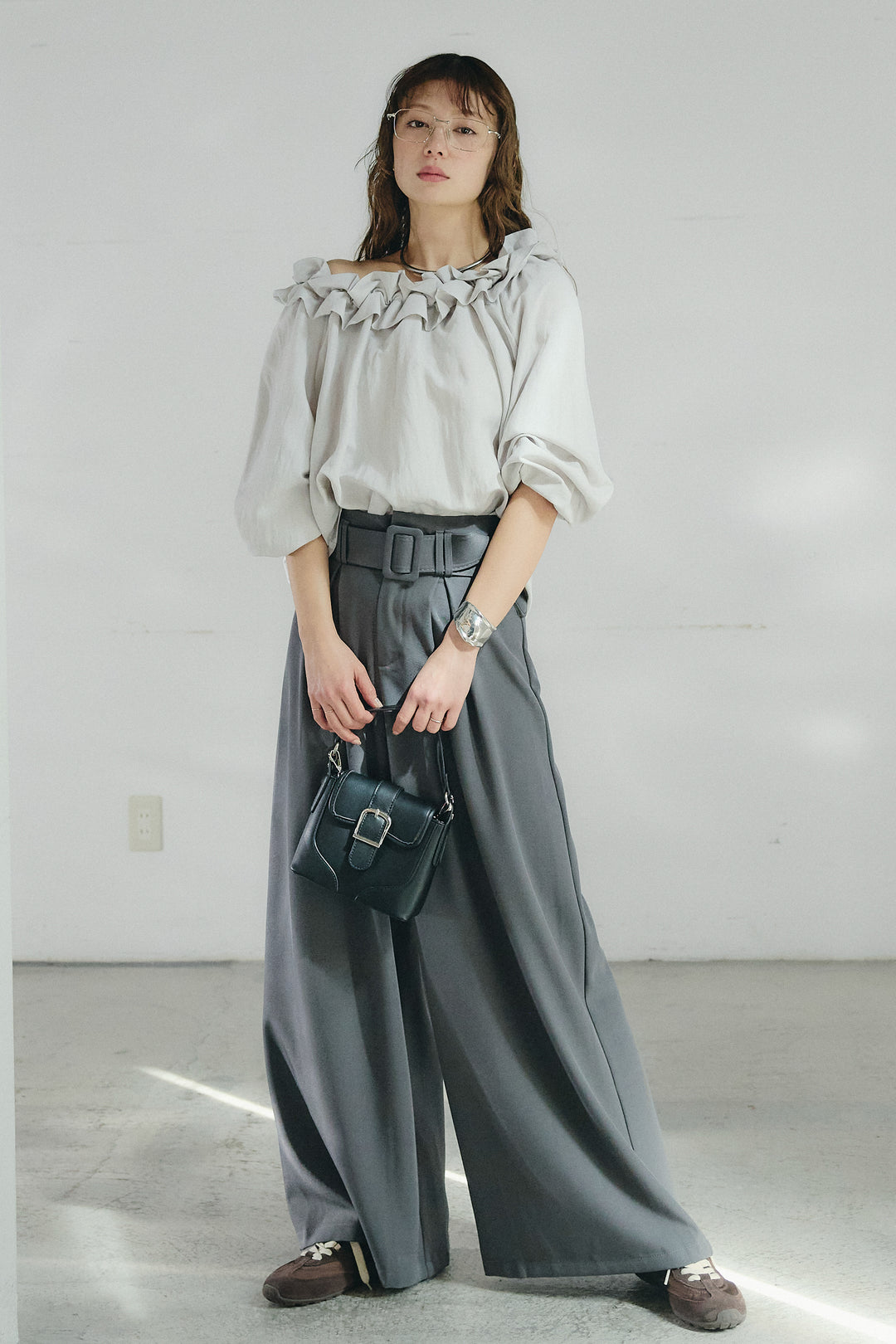 [SET]ネックフリルデザインブラウス+ベルト付きツータックワイドパンツ(2set)