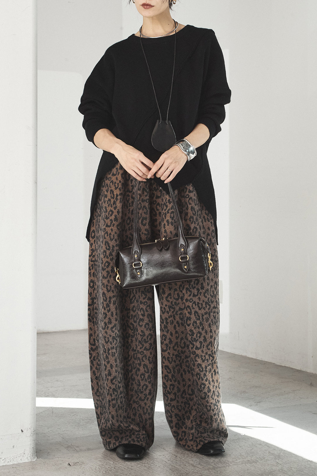 [SET]アシンメトリーデザインニットトップス+リラックスレオパード柄ワイドパンツ(2set)