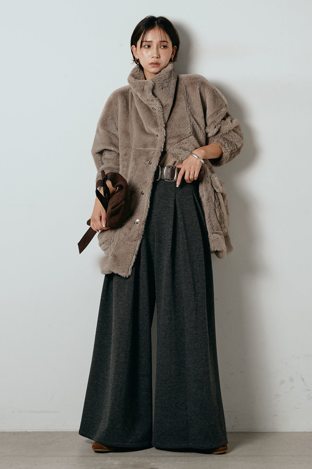 [SET]スタンドネックファーコート+フェイクレザー太ベルト付きタックワイドパンツ(2set)