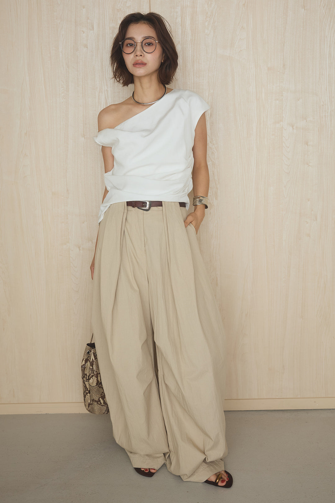 [SET]ノースリーブアシンメトリートップス+ニーサイドタックボリュームカーブパンツ(2set)