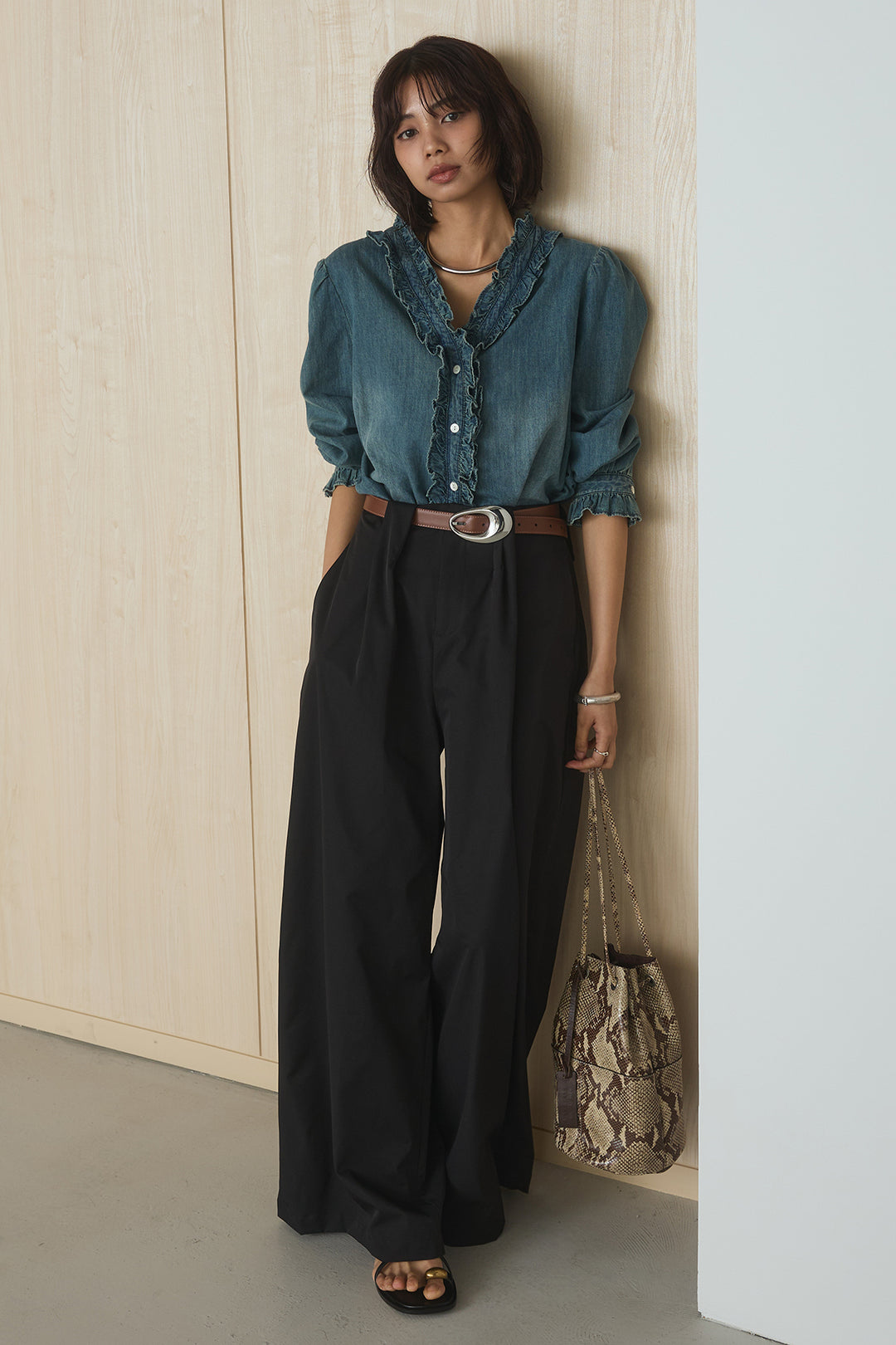 [SET]Vネックデニムフリルトップス+ベルトループデザインハイウエストタックパンツ(2set)