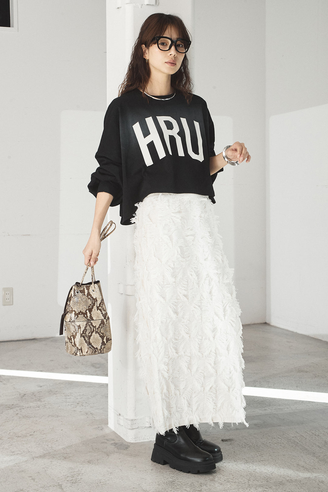 [SET]ビッグロゴHRU袖ボリュームトップス+カットフリンジニットタイトスカート(2set)