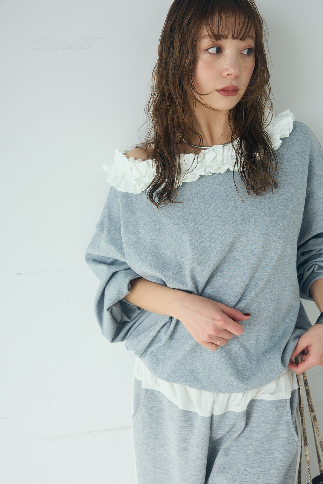 [SET]ネックギャザーフリルスウェット+異素材切り替えスウェットパンツ(2set)