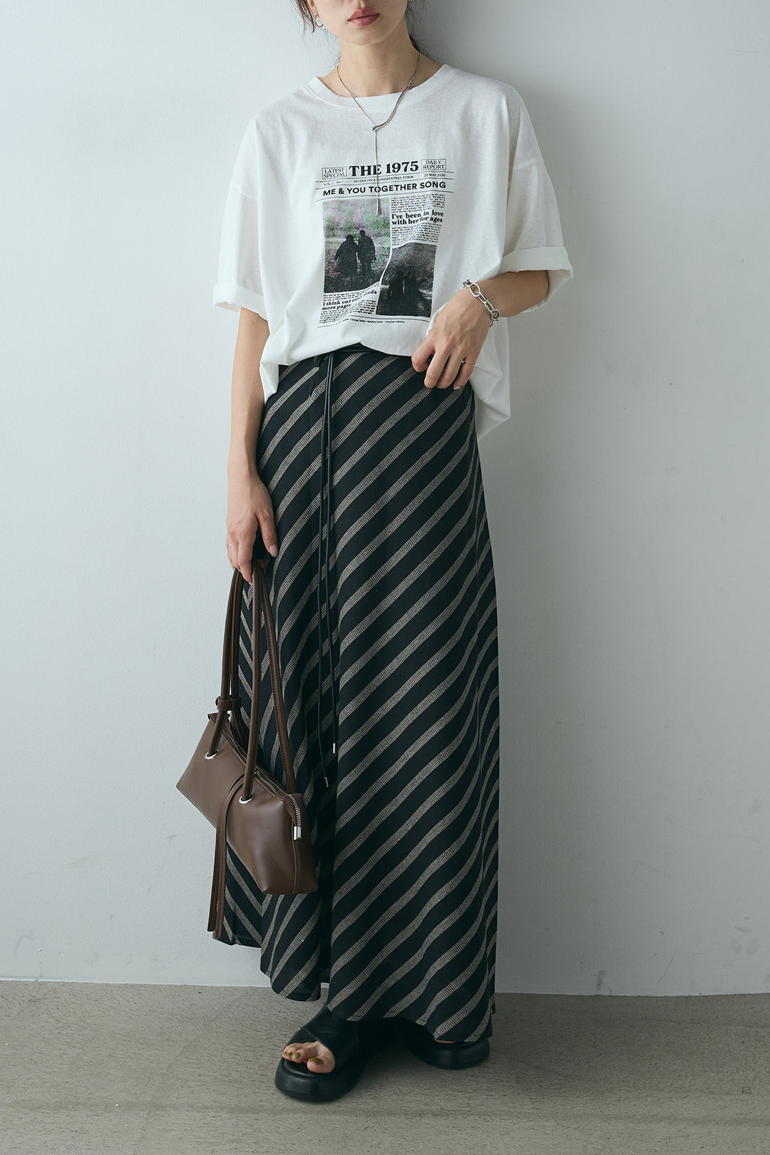 [SET]ニュースペーパーグラフィックTシャツ+ベルト付き斜めライン柄スカート(2set)