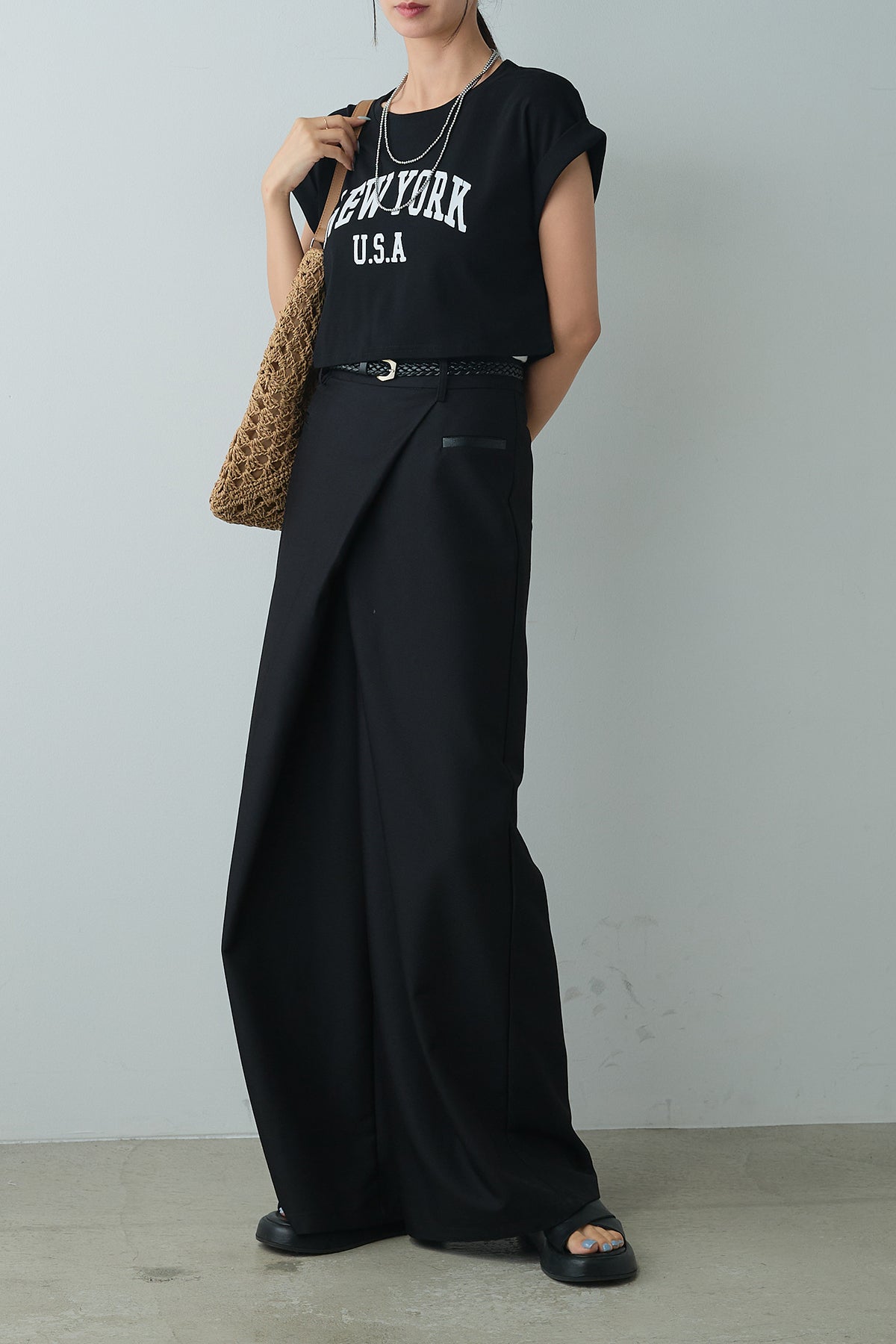 ショート丈NEWYORKロゴTシャツ+ベルト付きクロスデザインパンツ(2set) SET]ショート丈NEWYORKロゴTシャツ+ベルト付きクロスデザイン