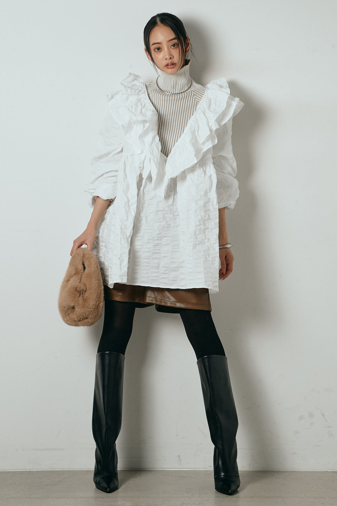 [SET]Vネックフリルカラーブラウス+ストレッチエコレザーバミューダパンツ(2set)