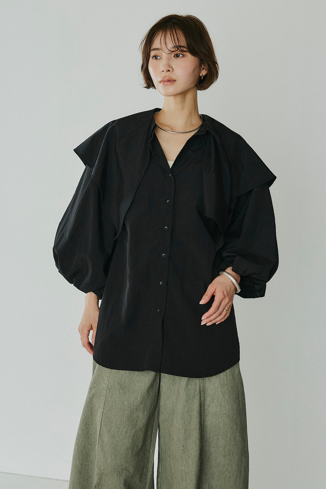 [SET]ケープカラーナイロンブラウス+サイドベルトカーブワイドパンツ(2set)