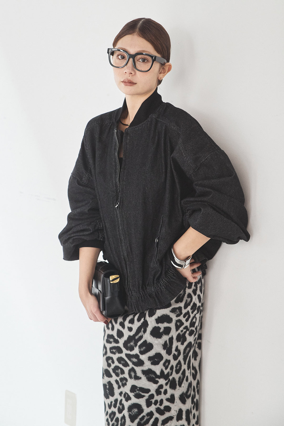 [SET]袖シャーリング裾フリルデニムブルゾン+レオパードサテンナロースカート(2set)